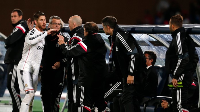 Hráč Realu Madrid prijíma gratulácie po víťaznom zápase