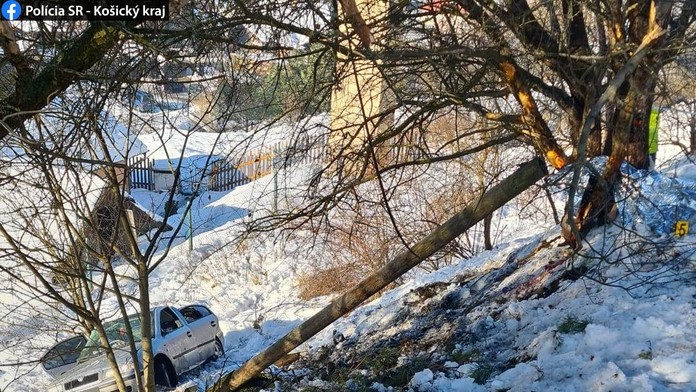 Obrovská tragédia v Rudňanoch. Auto vrazilo do stĺpu, dve deti z neho vyleteli a zahynuli