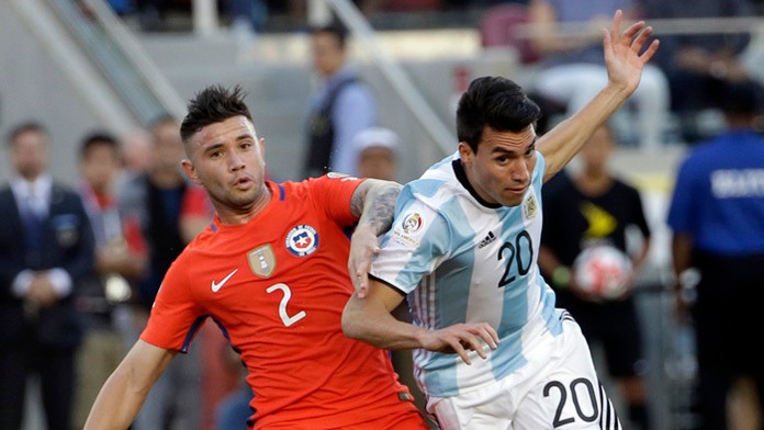 Argentínčan Nicolas Gaitan (vpravo) a Eugenio Mena (Čile).