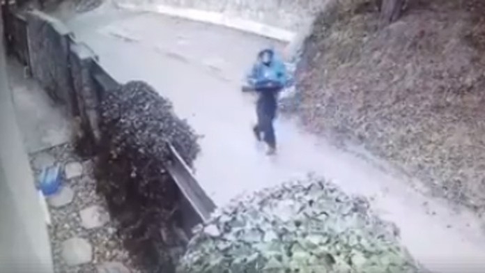 Tento muž sa so zbraňou v ruke prechádzal po Bratislave.