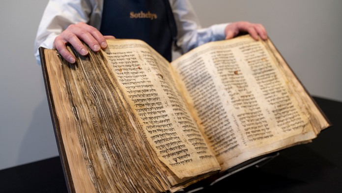 Najstarší exemplár hebrejskej Biblie sa vydražil za rekordnú sumu