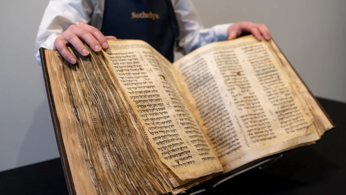 Najstarší exemplár hebrejskej Biblie sa vydražil za rekordnú sumu