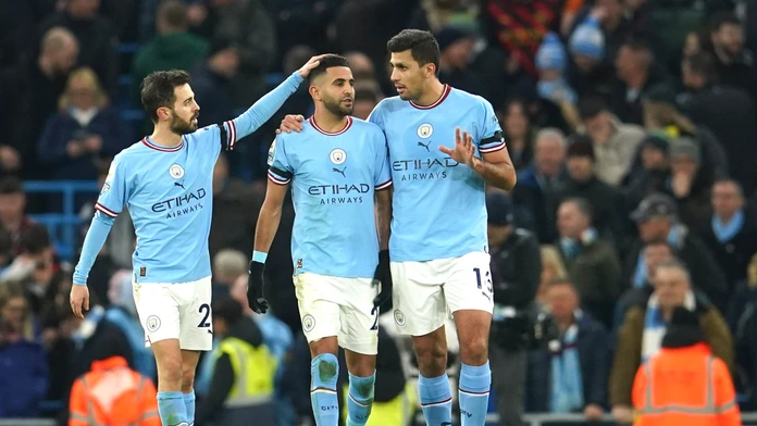 Manchestrom sa darilo. United dal za posledných 10 minút štyri góly, platili len dva. City skresalo manko