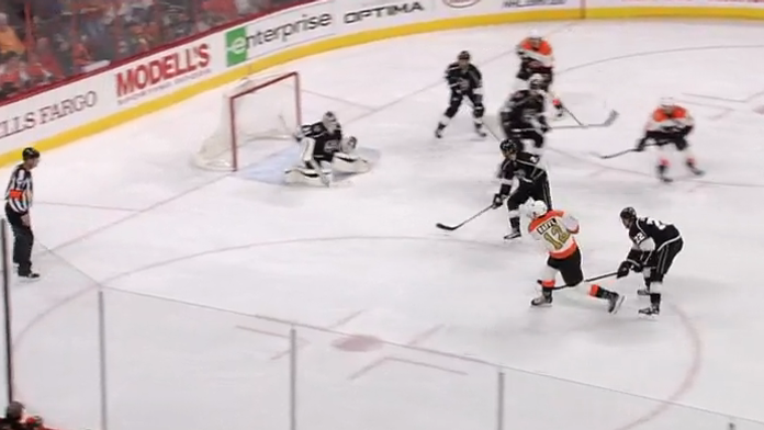 Peter Budaj chytá streľu Michaela Raffla.