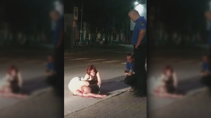 Muž ležal dobodaný na zemi.