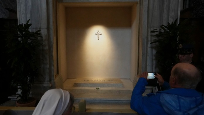 Hrob pápeža Františka sprístupnili pre verejnosť, úctu vzdávajú stovky veriacich