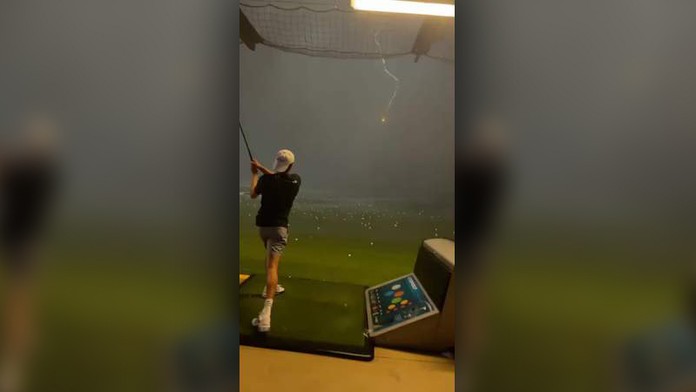 Do golfovej loptičky udrel blesk.