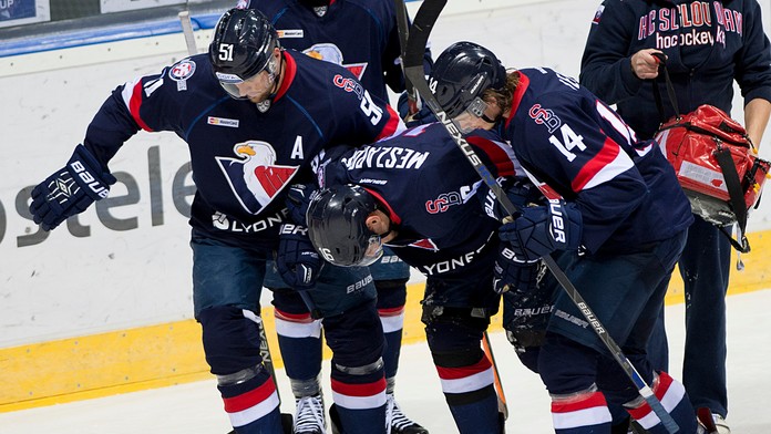 Na snímke uprostred zranený kapitán Slovana Andrej Meszároš v KHL medzi HC Slovan Bratislava - Avangard Omsk.
