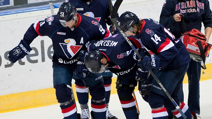 Na snímke uprostred zranený kapitán Slovana Andrej Meszároš v KHL medzi HC Slovan Bratislava - Avangard Omsk.