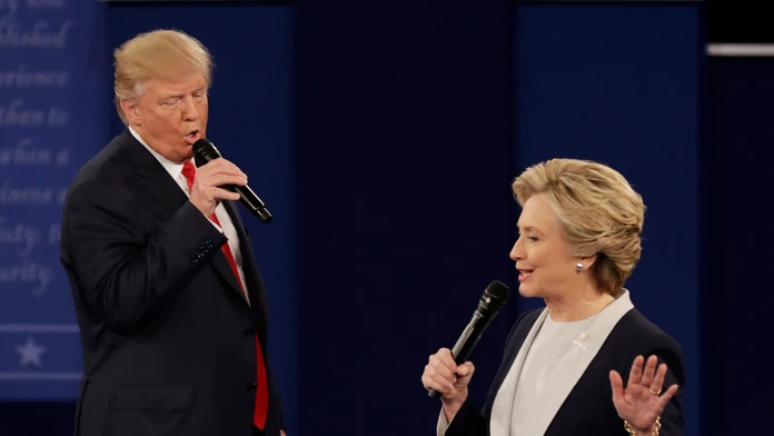 Donald Trump a jeho demokratická rivalka Hillary Clintonová počas druhého televízneho duelu na pôde Washingtonovej univerzity.