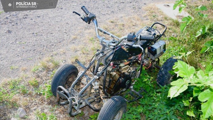 Nehoda štvorkolky, na ktorej sedeli dve deti. Chlapca (12) previezli do nemocnice
