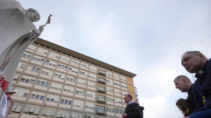 Pápež František má za sebou ďalšiu pokojnú noc, pokračuje vo farmakologickej liečbe