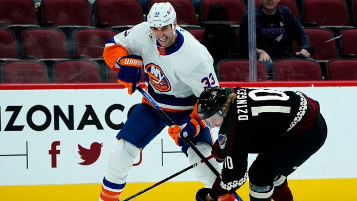 Slovenský hokejový obranca v drese New York Islanders Zdeno Chára.