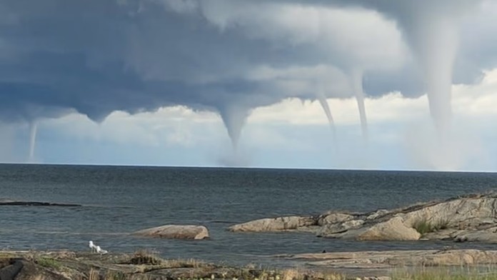 Obrovská rarita. Pri pobreží Fínska sa naraz vytvorilo najmenej sedem vodných tornád