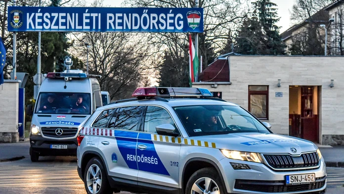 Na snímke sú dve policajné autá z Maďarska, ktoré zrejme vychádzajú z policajnej stanice.