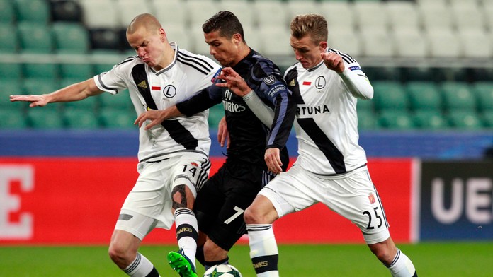 Cristiano Ronaldo sa s loptou na nohe prediera pomedzi hráčov Legie.