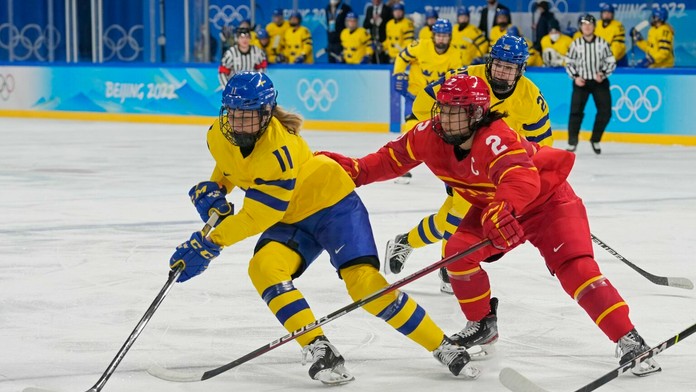 Švédska hokejistka Josefin Bouvengová, počas zápasu proti Číne na OH.