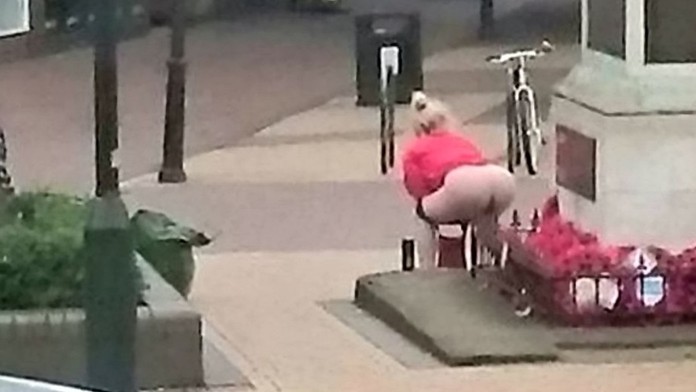 Močila pri vojenskom pamätníku v deň osláv.