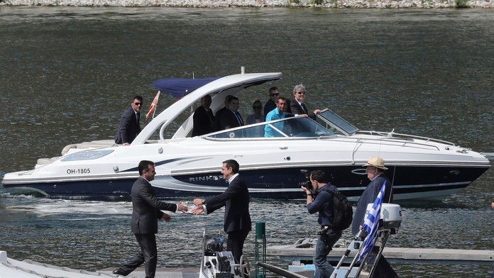 Grécky premiér Alexis Tsipras (vľavo) sa zvítava s macedónskym premiérom Zoranom Zaevom.