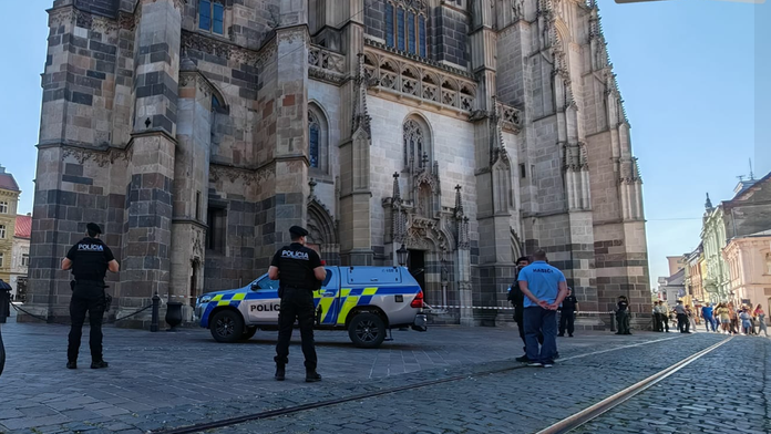 Na snímke polícia, ktorá obsadila pre bombové vyhrážky Dóm svätej Alžbety.