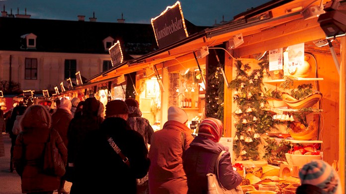 Stánky na vianočných trhoch vo viedenskom Schönbrunne.