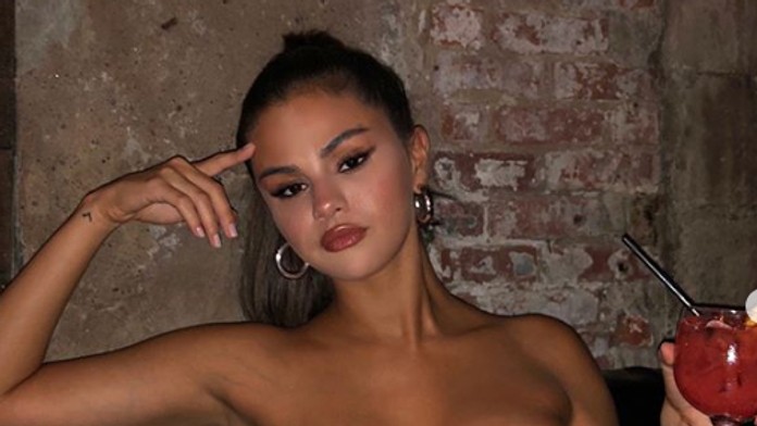 Aj ona má silikóny? Selene Gomez držal top len na bradavkách