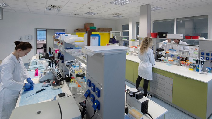 Vedci zistili, ktoré pohlavie viac trápi dlhý covid