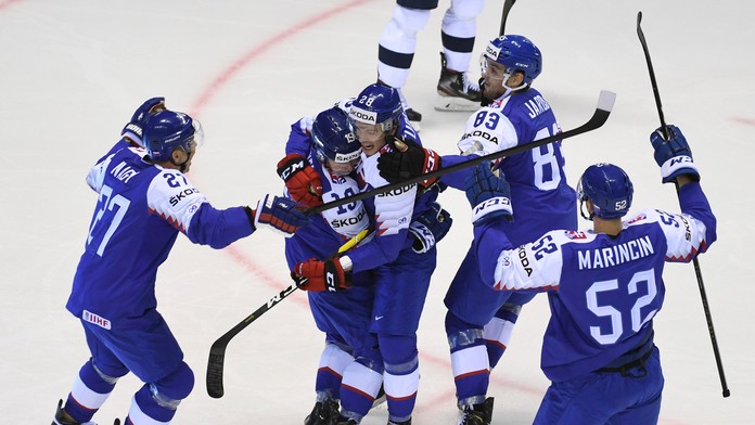 Američan Cory Schneider v zápase na MS 2019 proti Slovensku.