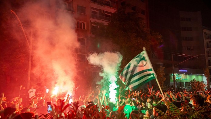 Nepokoje prináša aj prípravné obdobie. Pri strete fanúšikov v Grécku postrelili jednu osobu