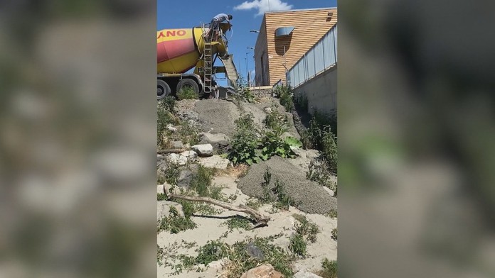 Podľa konateľa spoločnosti vodič domiešavača lial betón zámerne. 