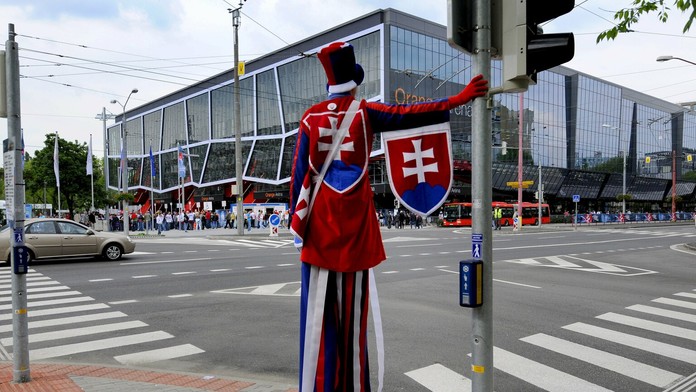 Fanúšik oddychuje pred Orange Arénou pred začiatkom úvodného zápasu základnej A-skupiny MS 2011 Nemecko - Rusko.