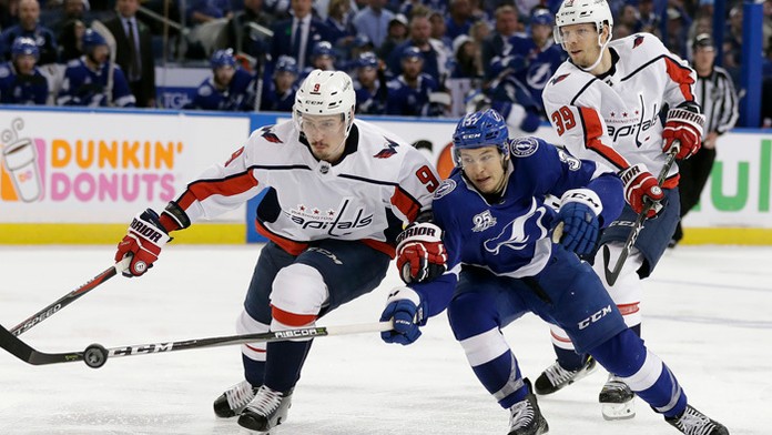 Obranca Capitals Dmitrij Orlov (vľavo) a útočník Tampy Yanni Gourde.