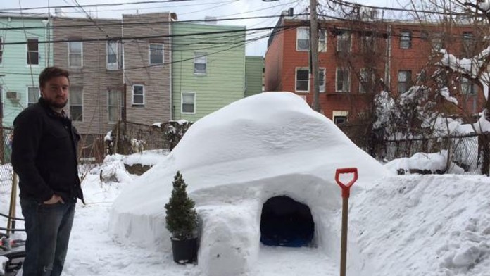 Patrick Horton so svojím iglu