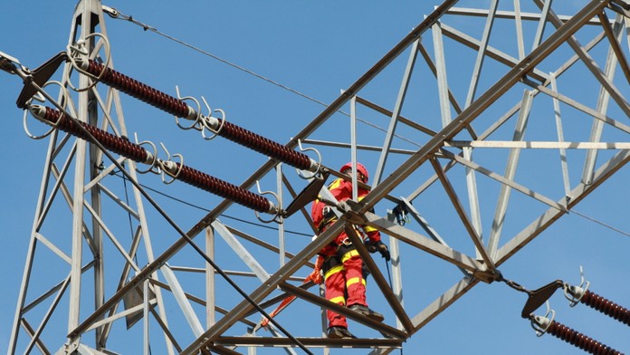 Zlá správa pre domácnosti na strednom Slovensku. Časť z nich ostane bez prúdu dlhšie