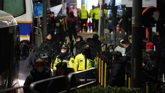 Vyšetrovatelia prišli zatknúť juhokórejského prezidenta Juna