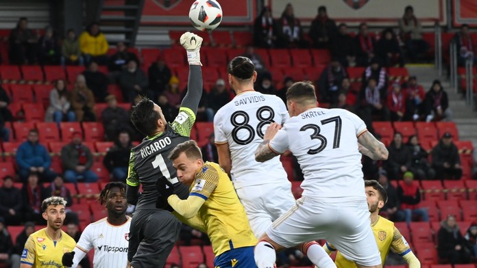 Brankár DAC-u Ricardo Ferreira, jeho spoluhráč Carlos Pinto a hráči Spartaka Kyriakos Savvidis a Martin Škrteľ.