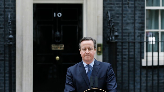 Premiér David Cameron oznamuje pred Downing Street dátum referenda o zotrvaní Británie v EÚ.