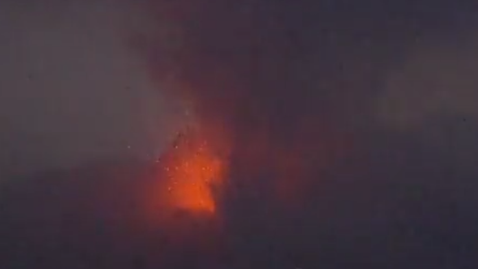 Erupcia sopky na ostrove Kjúšu.