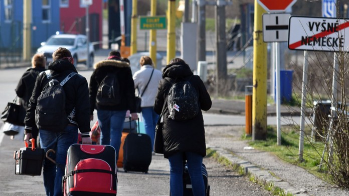 Ukrajinci vo veku 18 až 22 rokov môžu po novom voľne prekračovať hranice