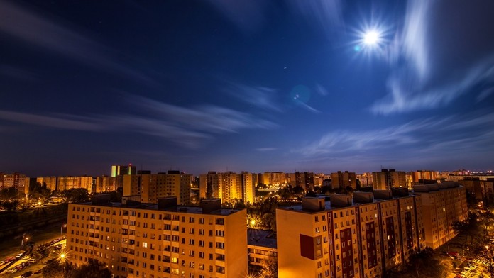 Supermesiac nad bratislavskou Petržalkou.