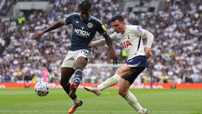 Tottenham opäť vybuchol, Dúbravka proti bývalému klubu šancu nedostal. Liverpool zase zachránil len bod
