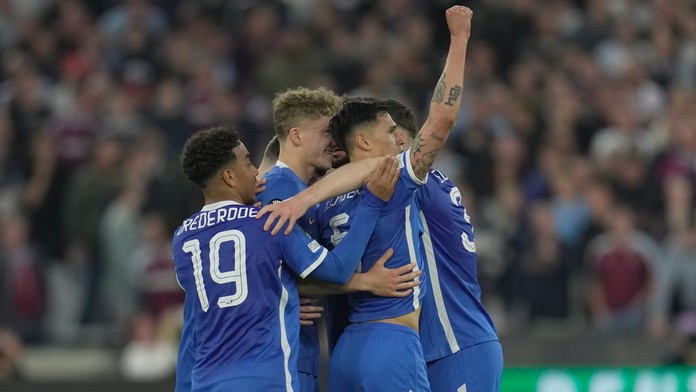  Hráč Alkmaaru Tijjani Reijnders (uprostred) oslavuje so spoluhráčmi po tom, ako strelil úvodný gól proti West Hamu.