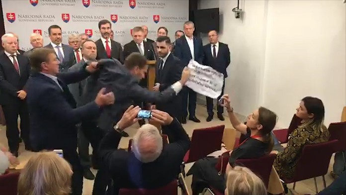 Zľava Brock Boeser a Elias Pettersson z Vancouveru oslavujú gól proti Detroitu.