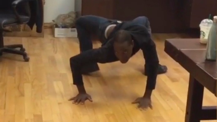 Herec Troy James je neuveriteľne ohybný.