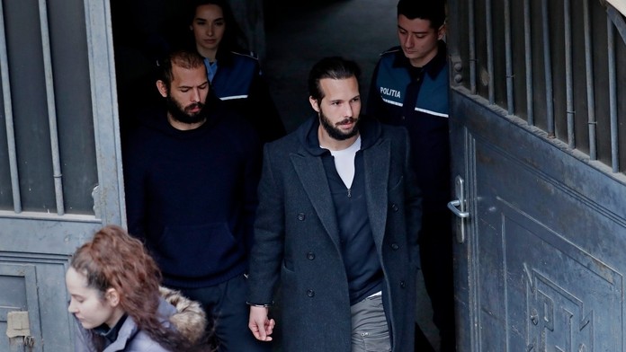 Influencera Andrewa Tatea a jeho brata premiestnia do domáceho väzenia