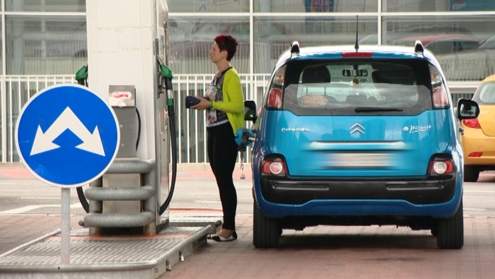 Ceny benzínu a nafty klesajú