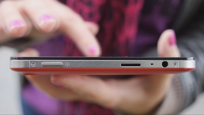 Tablet, mobil, scrollovanie, komunikácia (ilustračná snímka)