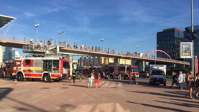 Evakuácia horiaceho Auparku.