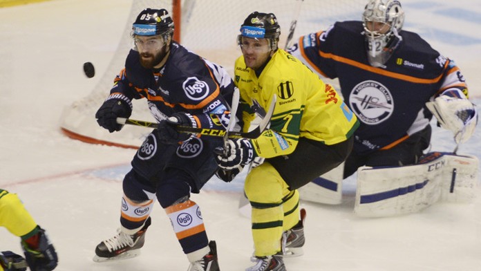 Zľava Peter Mikuš (Košice), Richard Huna (Žilina) a brankár Marcel Melicherčík (Košice).