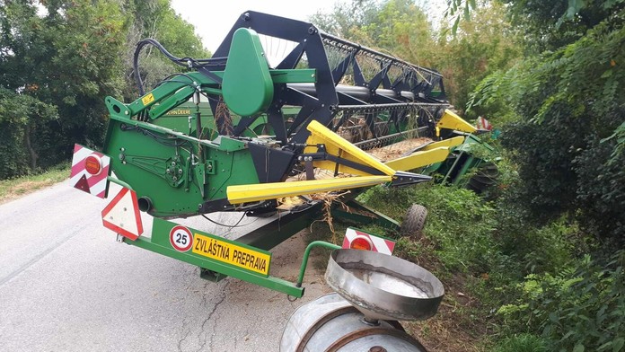 Prevrátený kombajn.